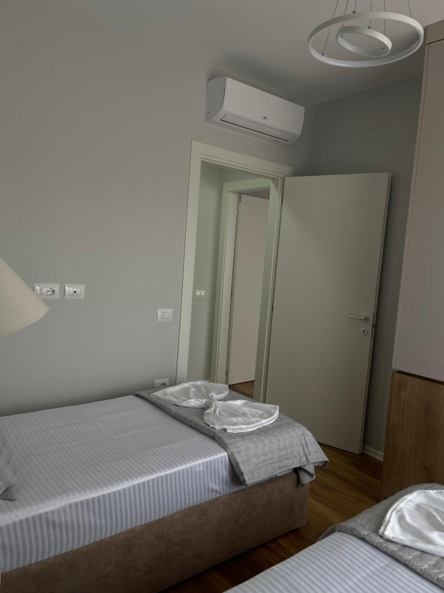 New Bazaar, Grand Apartment Тирана Екстер'єр фото